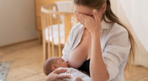 dificuldades no aleitamento materno - mãe oferecendo o peito à criança