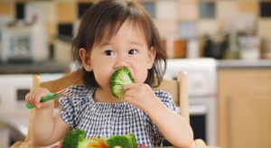 nutrição materno infantil - criança comendo brócolis