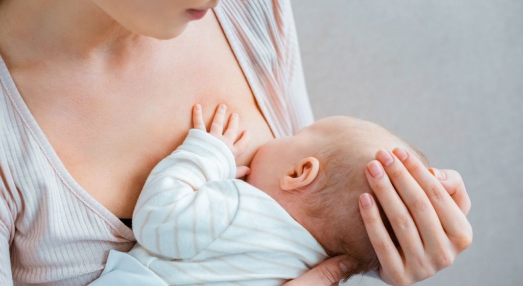 problemas de amamentação - mulher amamentando filho novo