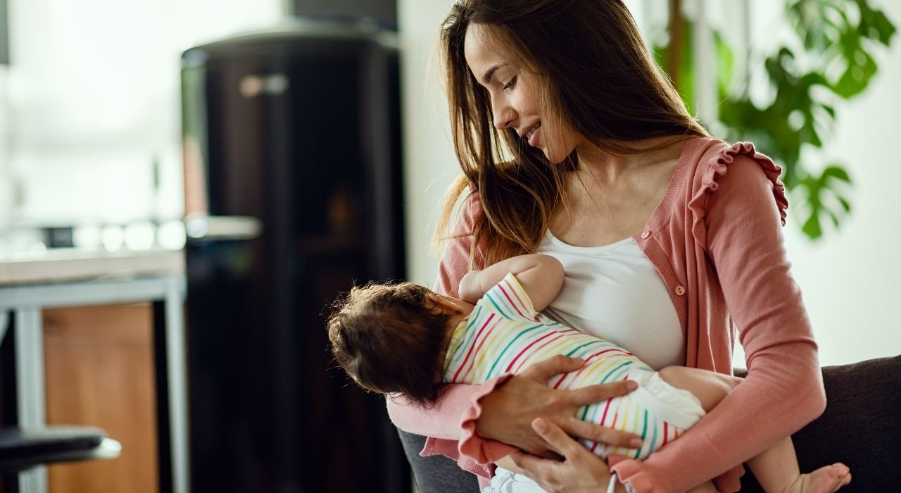 perguntas e respostas sobre aleitamento materno: mãe amamentando o bebê